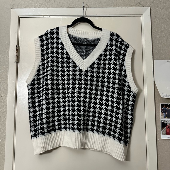 Tops - Houndstooth vest